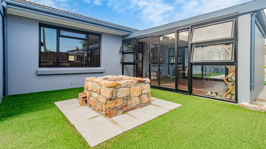 5 Bedroom Property for Sale in Sunnydale Western Cape
